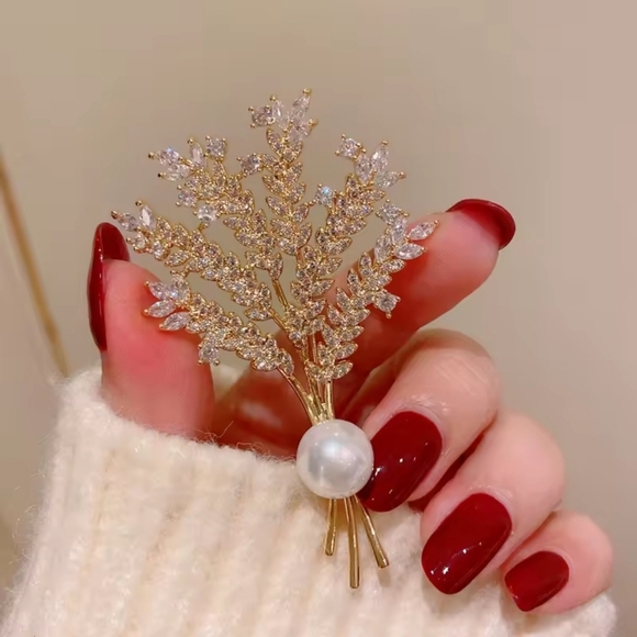 Elegant Gold and Silver Brooch with Pearl Accent - Picture 7 of 8